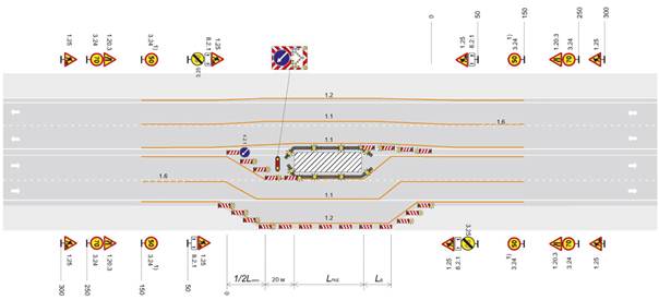 Трехполосная дорога. Рабочая зона долговременных работ на крайней полосе движения. Пропуск транспортных средств по двум полосам с предварительным изменением траектории движения